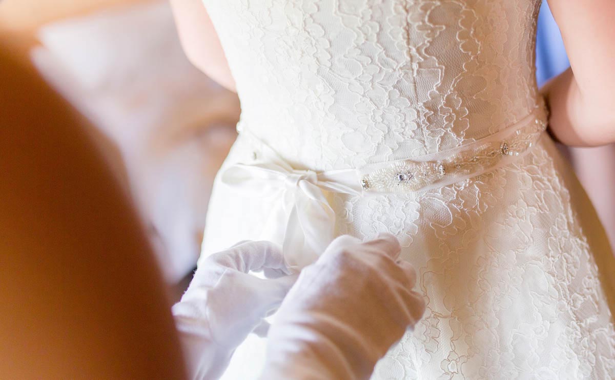 Detail des verzierten Gürtels am Spitzenbrautkleid