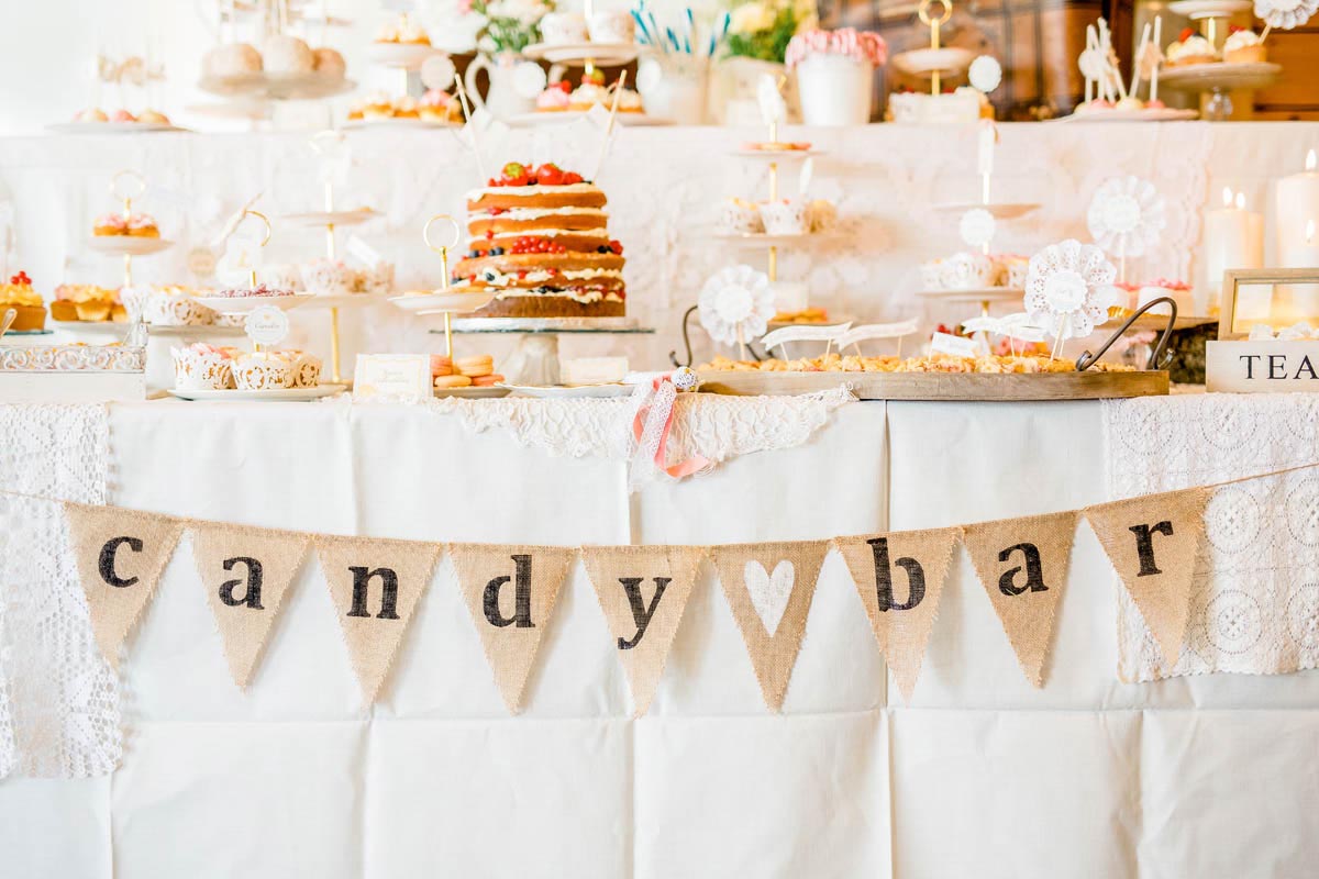 Sweet Table mit Naked Cake und Candy Bar bei der Almhochzeit