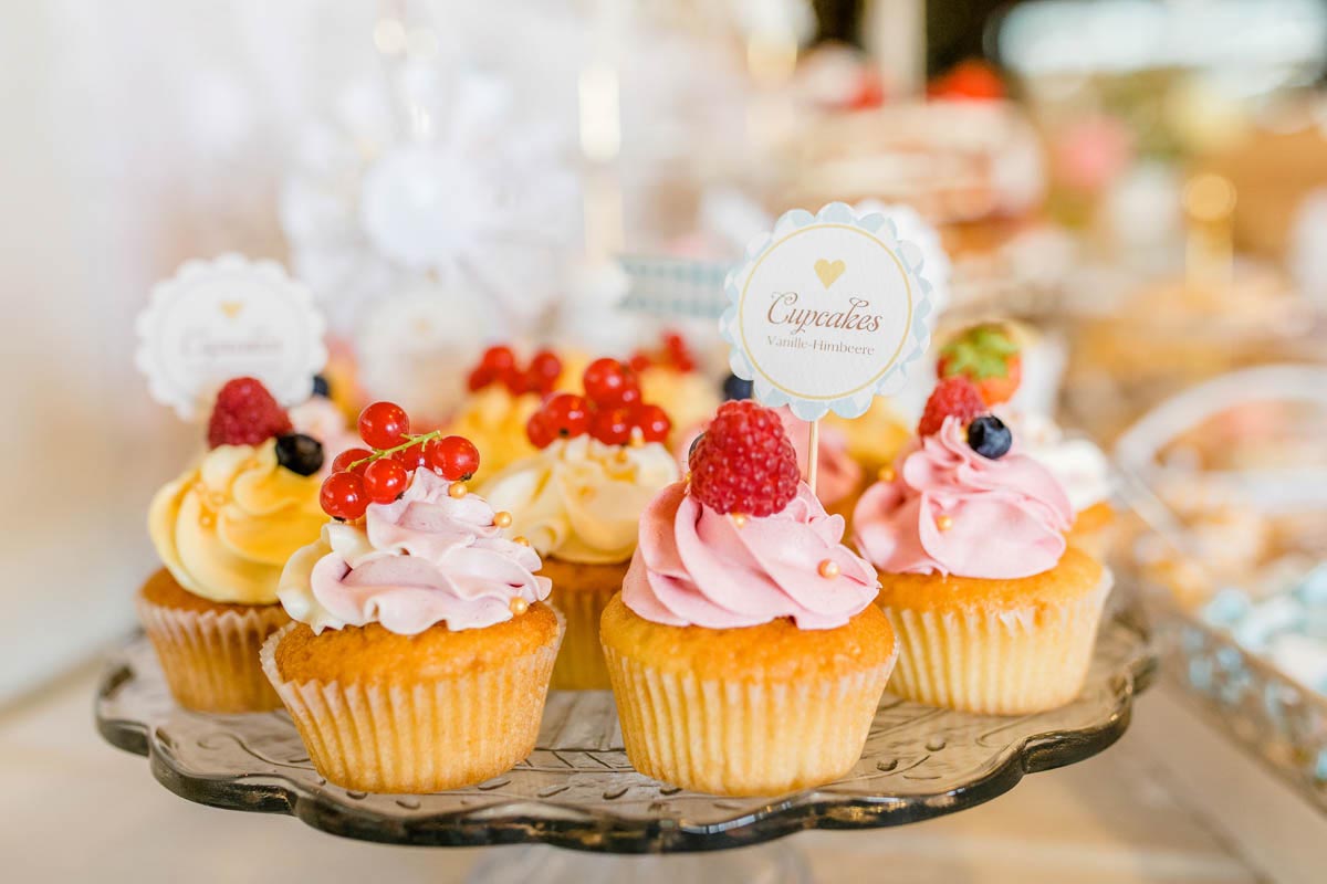 Cupcakes mit Sommerbeeren am Sweet Table