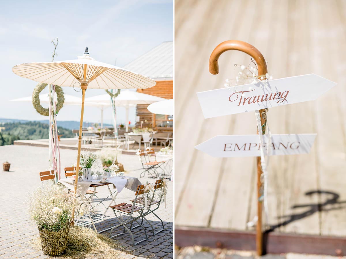 Vintage-Deko für die Almhochzeit mit Sonnenschirmen und Holzschild zur Trauung