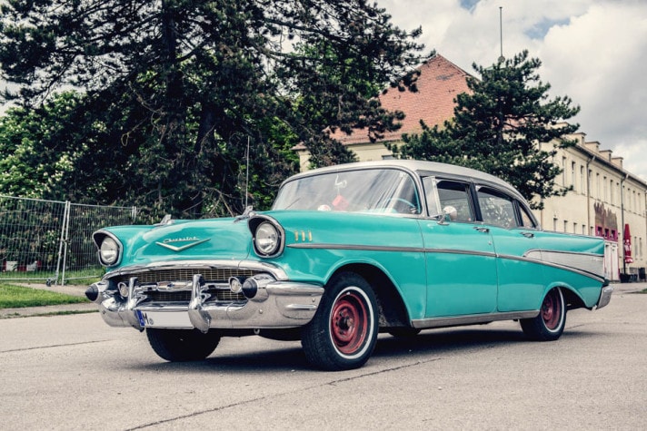 Türkisfarbener Chevrolet Bel Air von 1957 als Hochzeitsauto