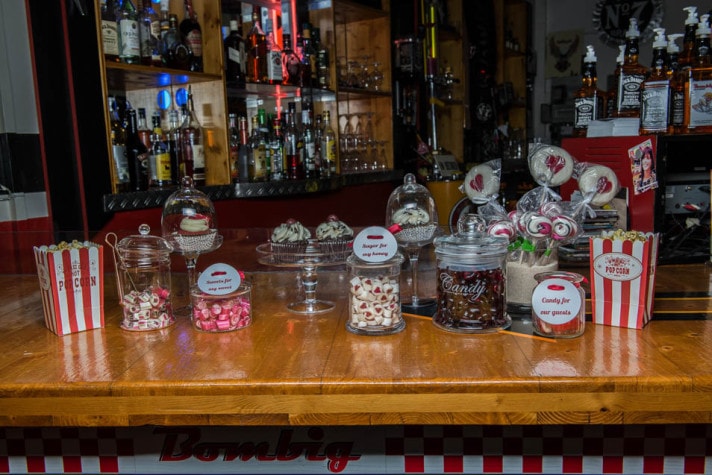 Candy-Bar an der Theke mit Bonbongläsern und Popcorn-Tüten
