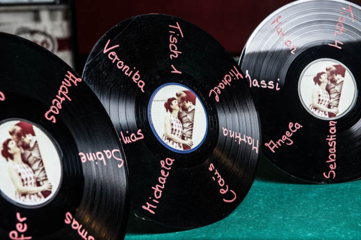 Schallplatten mit handgeschriebenen Gästenamen als Sitzplan