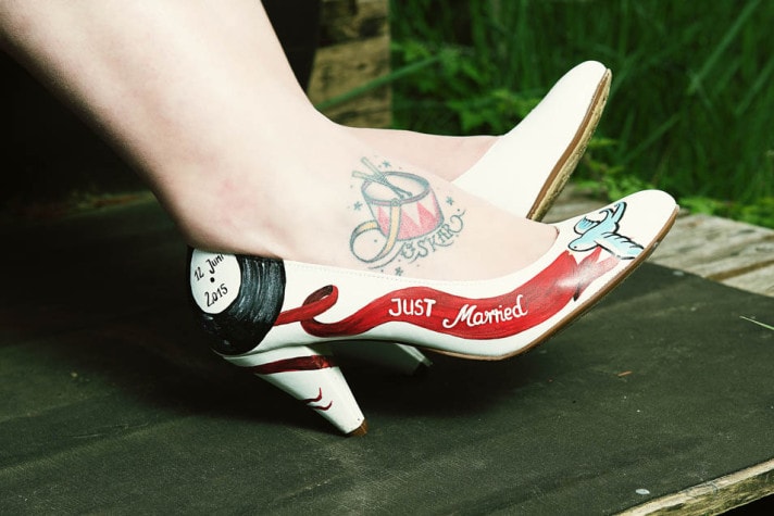 Bemalter Brautschuh mit Schwalbe und Schriftzug Just Married