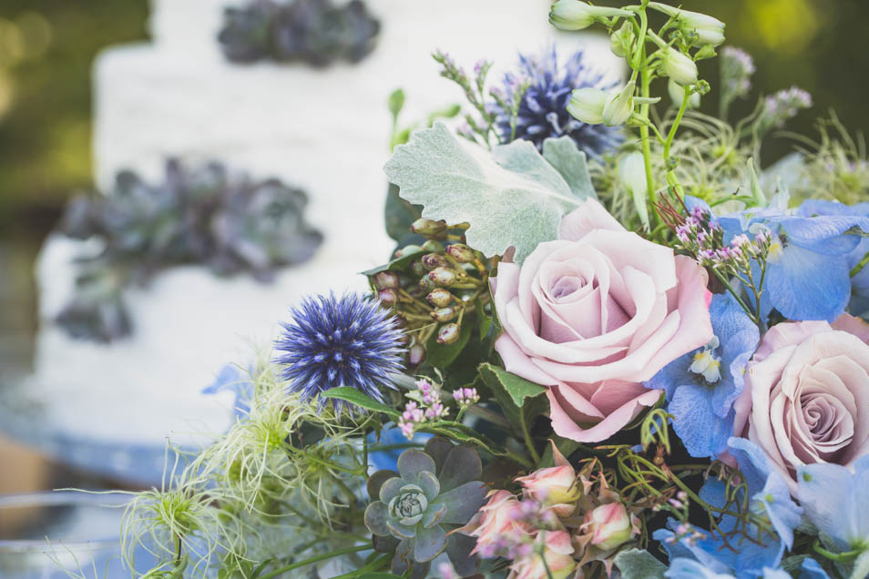 Blumen-Arrangement in rosa, blau und grün