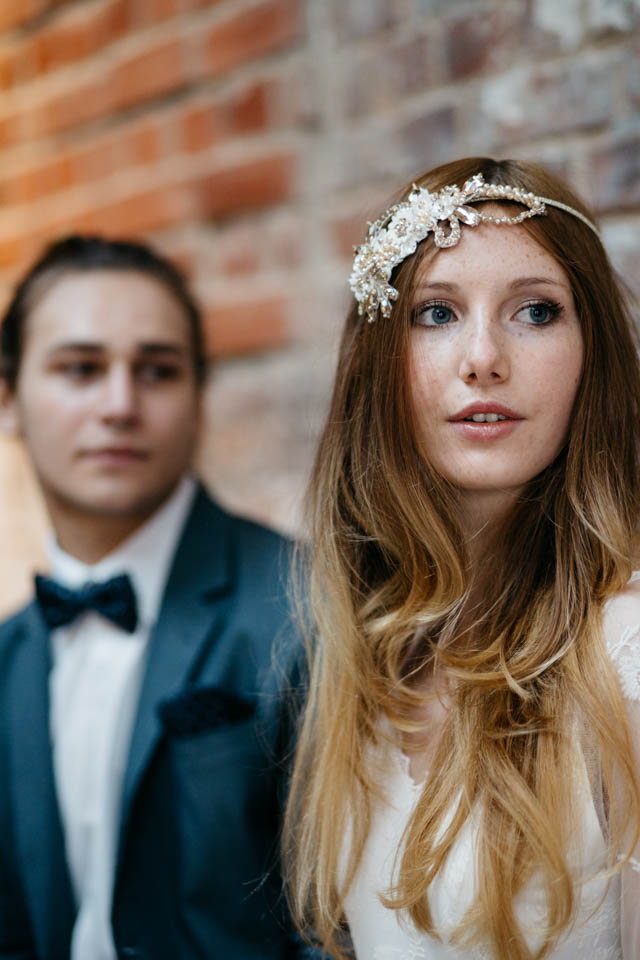 Brautstrauß blau und weiß – Brautkleid Langarm mit Spitze