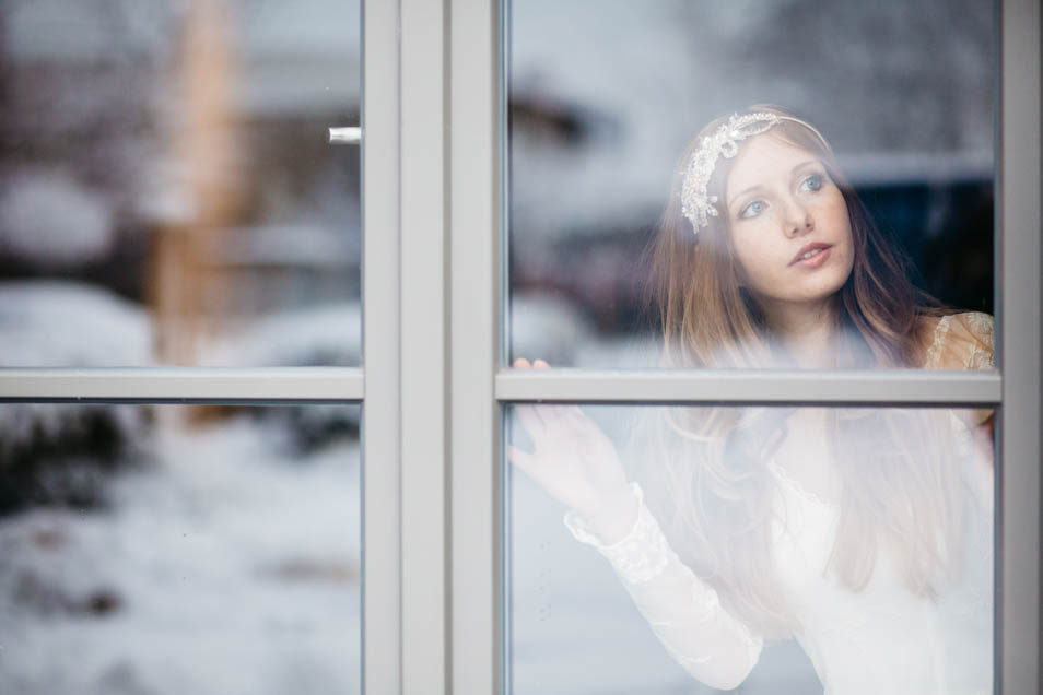 Braut schaut aus dem Fenster