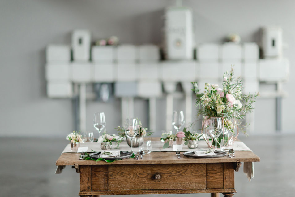 Vintage Tisch mit Blumenschmuck im Kontrast