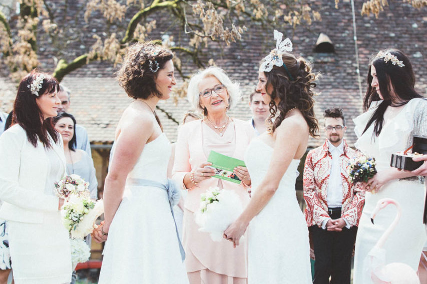Zwei Brautkleider für eine lesbische Hochzeit