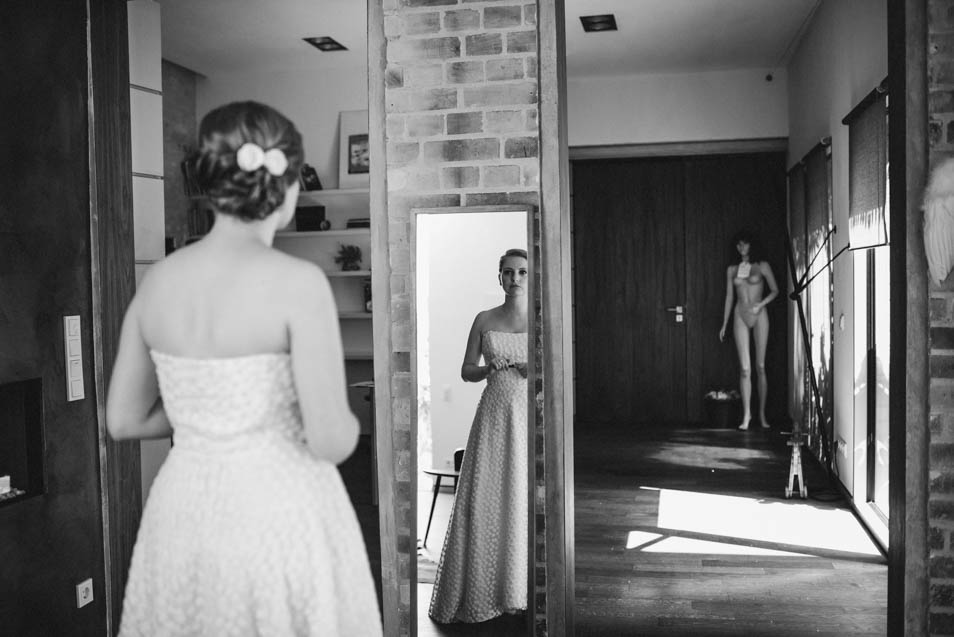 Braut schaut sich im Spiegel an
