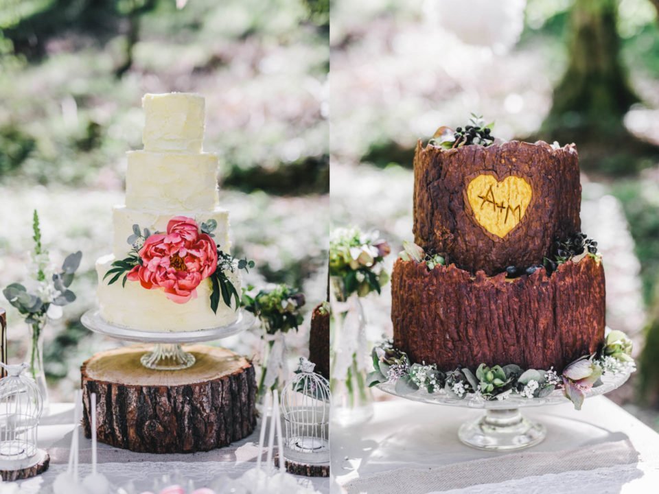 4-stöckige Hochzeitstorte links, rechts Torte im Baumrindenlook