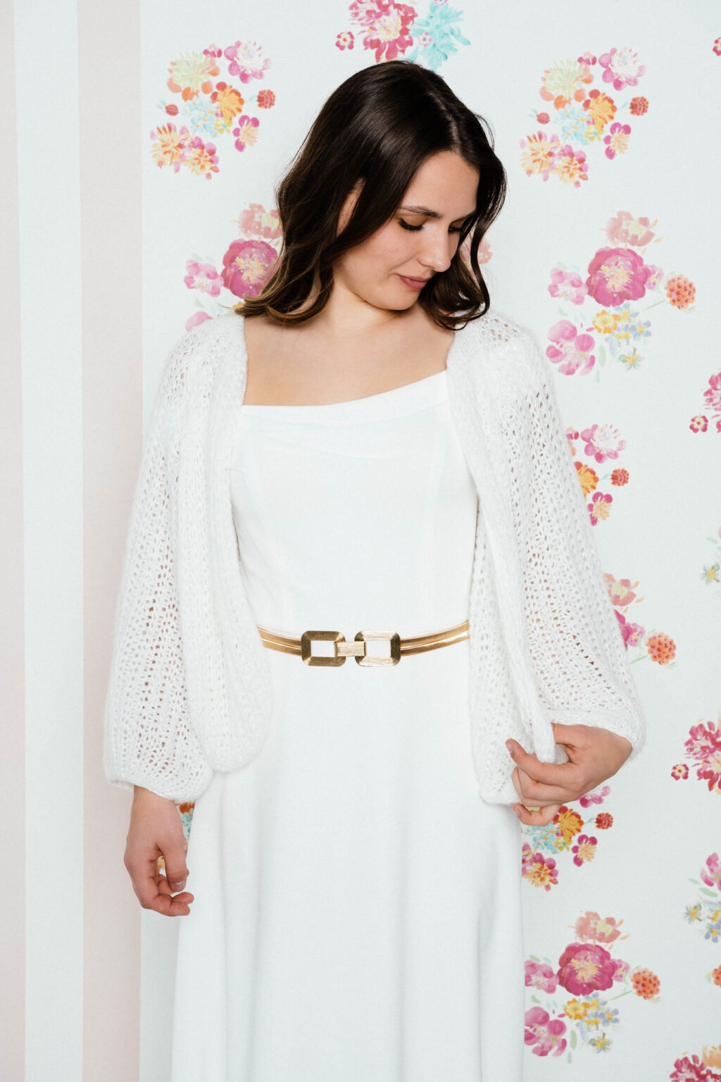 Braut mit Grobstrickjacke J-1189 und Goldgürtel über einem schlichten Brautkleid