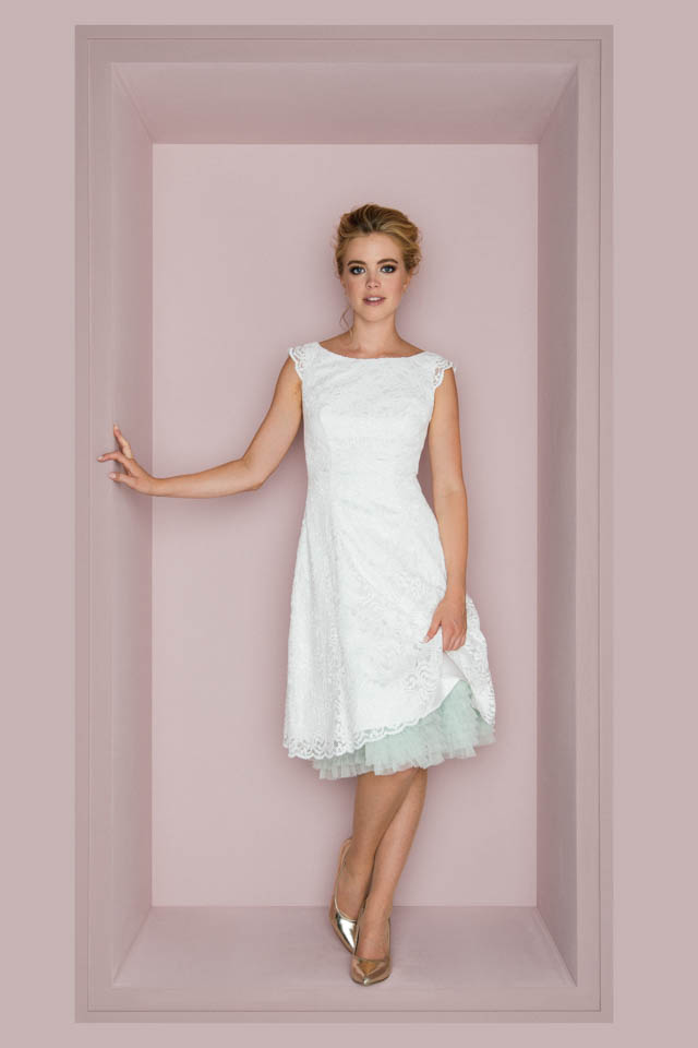 Kurzes Petticoat-Brautkleid mit Flügelarm