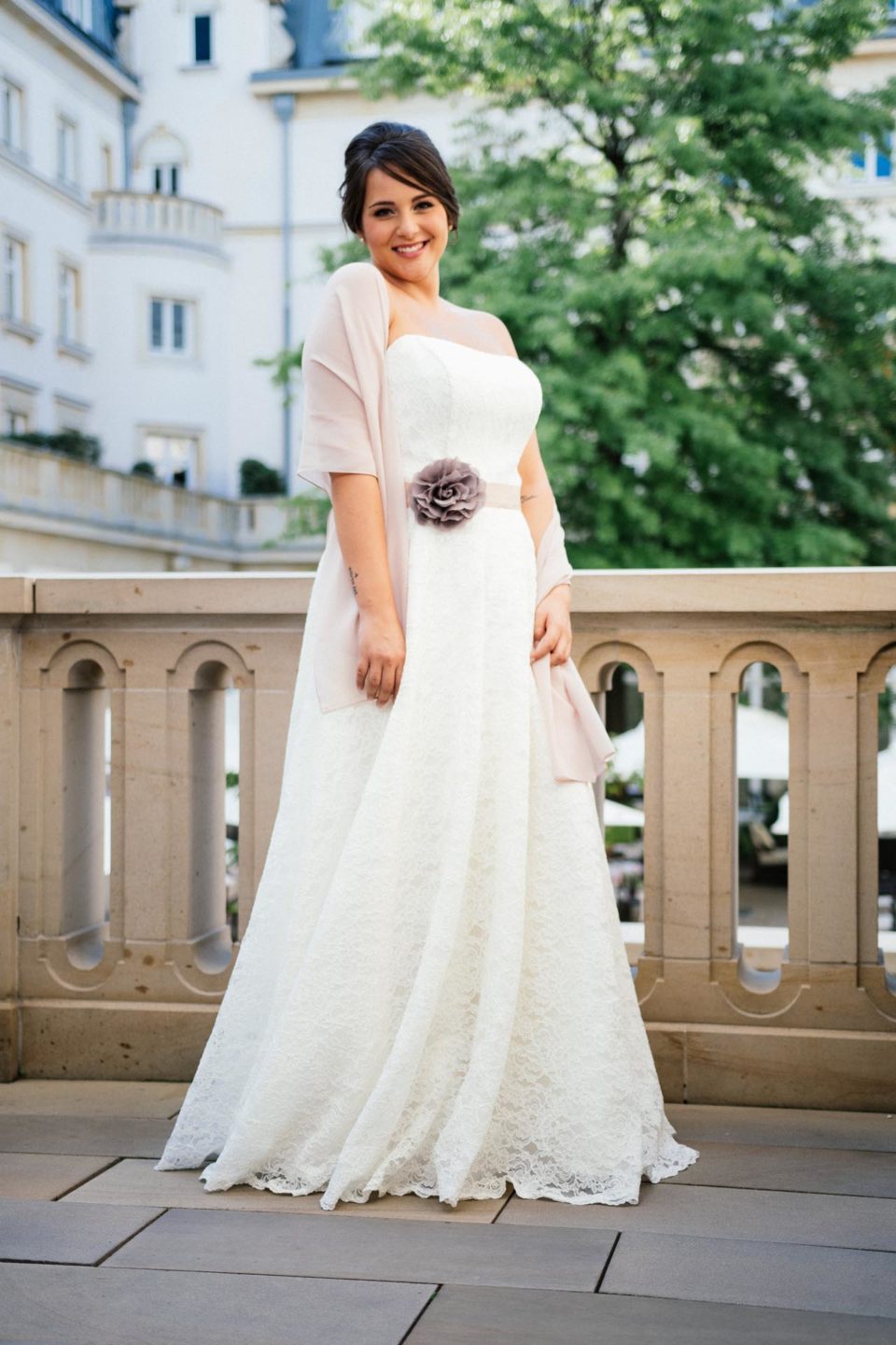 Brautkleid Smilla in großer Größe mit Blütengürtel