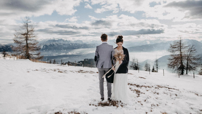 Brautkleid Winter Berge und Romantik – ein verliebtes Paar im Schnee