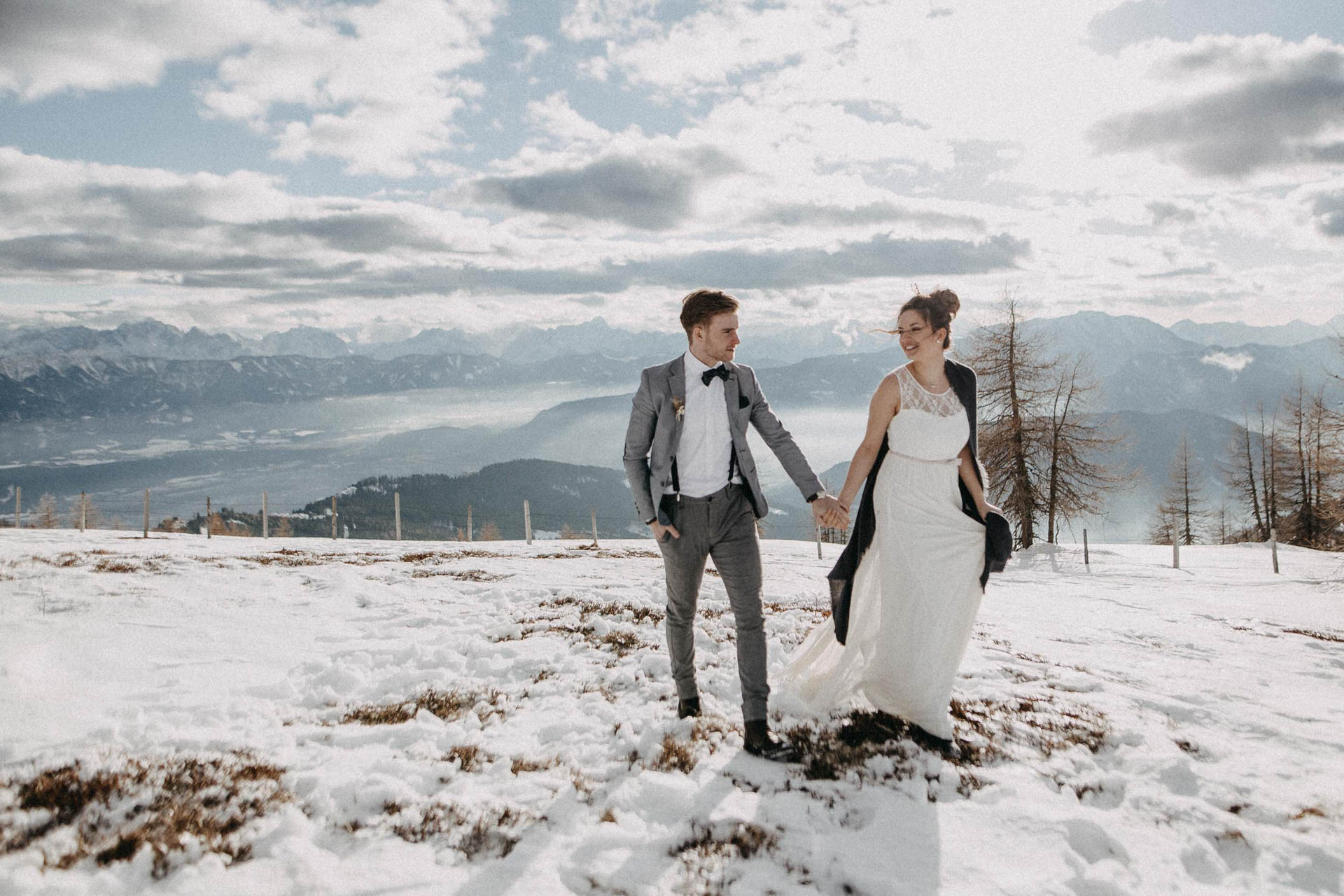 Brautkleid Winter - Brautpaar in den Bergen
