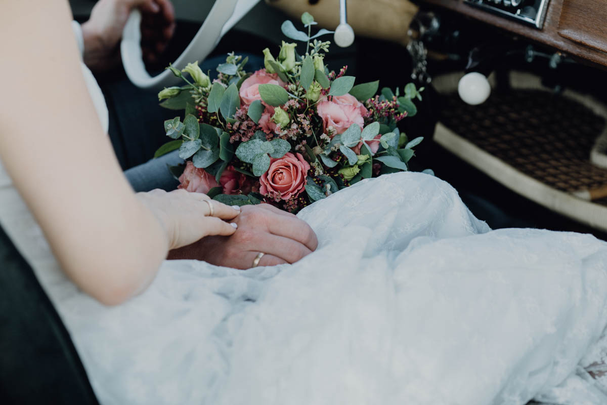 Brautstrauß im Hochzeitsauto