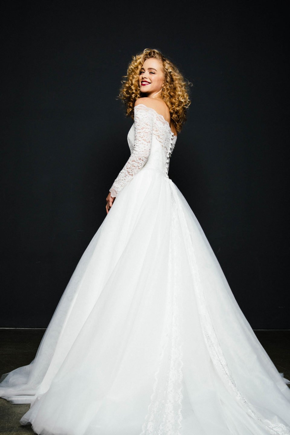 Brautkleid mit langen Spitzenärmeln Rotkäppchen in der Seitenansicht