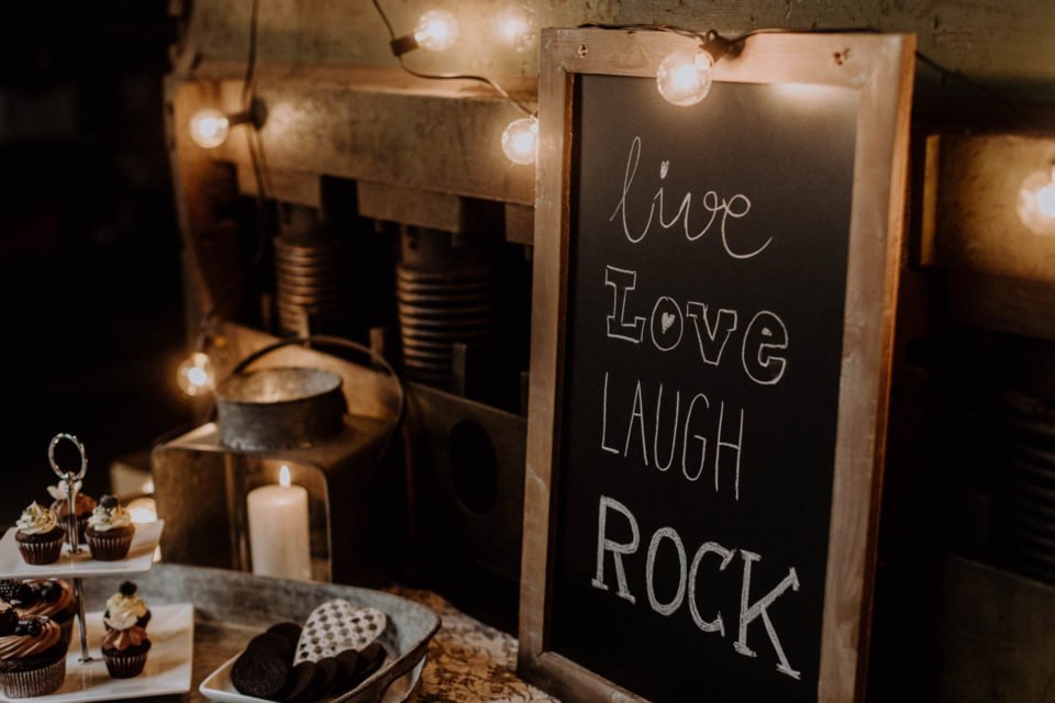 Tafel mit Aufschrift: live, love, laugh, rock