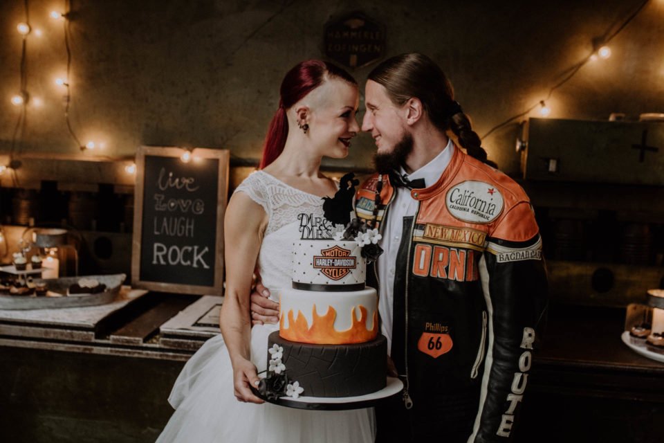 Braut und Bräutigam mit Harley Hochzeitstorte 
