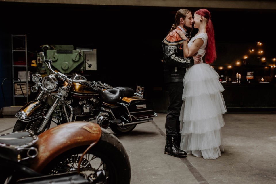 Motorrad Hochzeit Inspiration mit Brautpaar