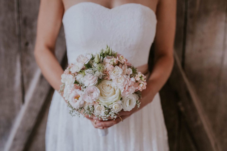 Brautstrauß mit Weißen Rosen und Rosa Blumen