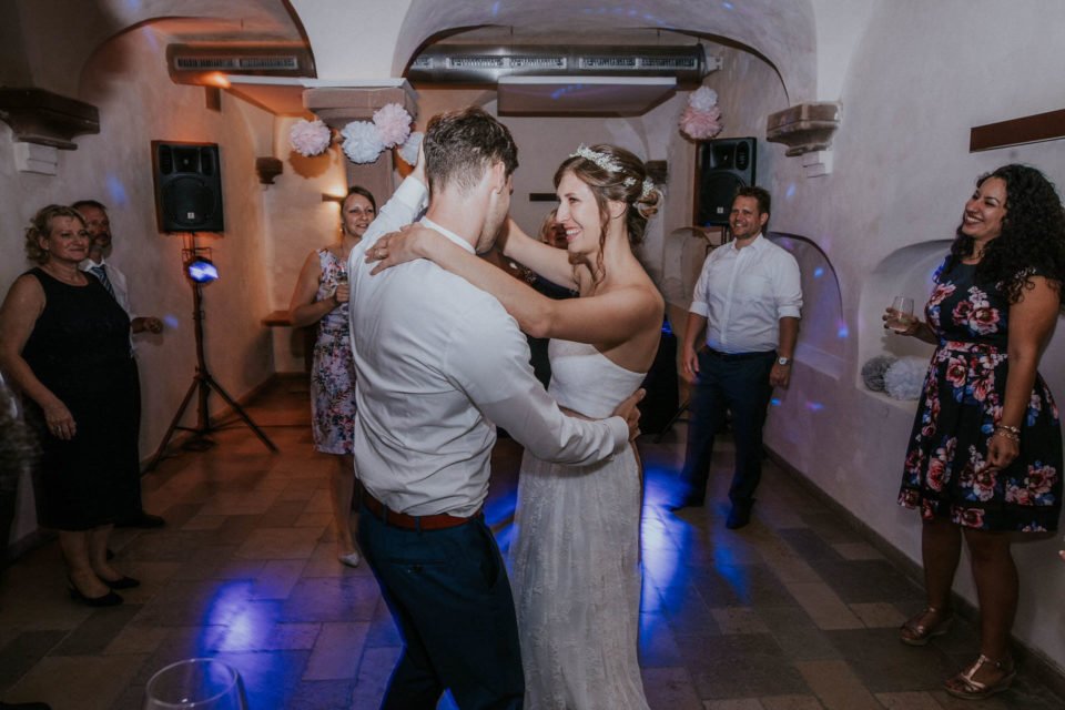 Brautpaar tanzt bei Hochzeit in der Pfalz