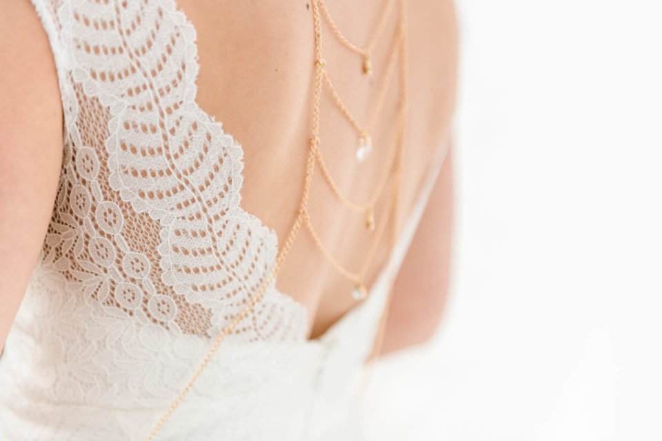 Brautkleiddetails: rückenfreies Brautkleid mit Boho Rückenkette