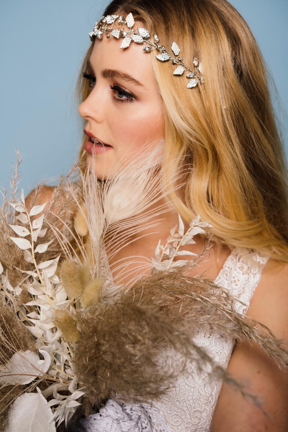 Boho Braut im Designer Brautkleid Francesca mit Haarschmuck und Trockenblumen