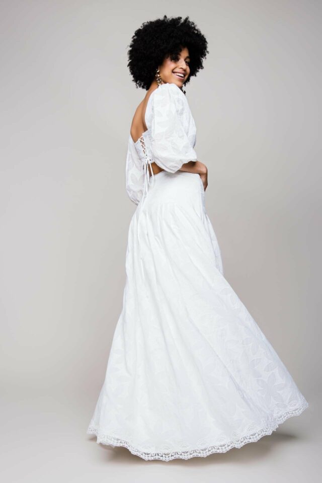 Bauchfreies Brautkleid – umwerfend lässiger Boho Zweiteiler aus Baumwolle