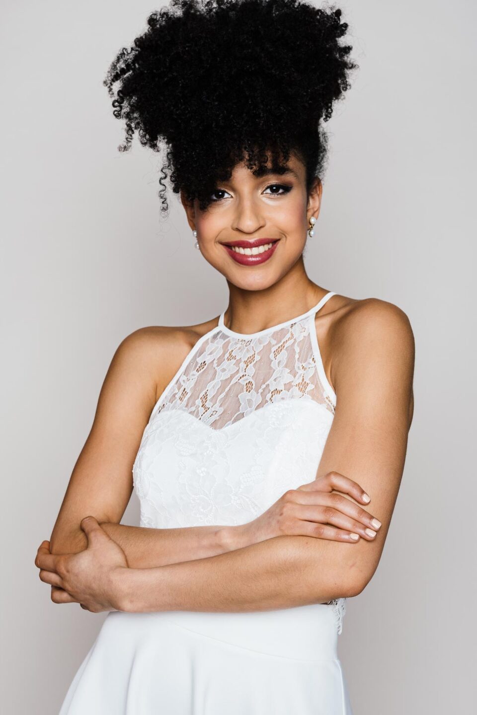 Brautkleid Zweiteiler mit Neckholder Spitzentop und kurzem Brautrock