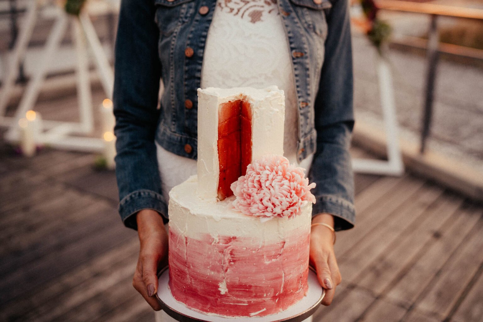 Angeschnittene Hochzeitstorte, deren obere Etage aus einer Wassermelone besteht