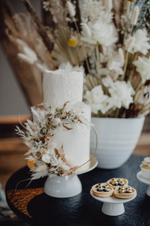 Natürliche Hochzeit mit Trockenblumen und Hochzeitstorte