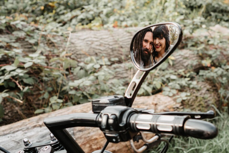 Bild vom Biker Brautpaar im Spiegel der Harley