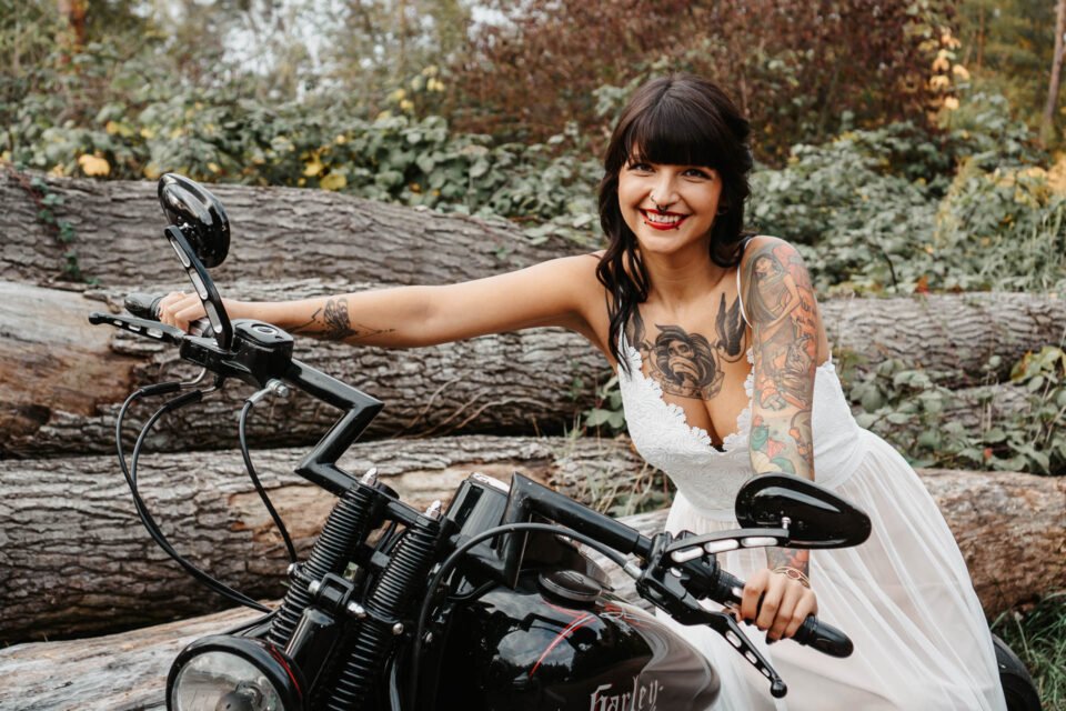 Braut mit Tattoos in Brautbody auf Harley 