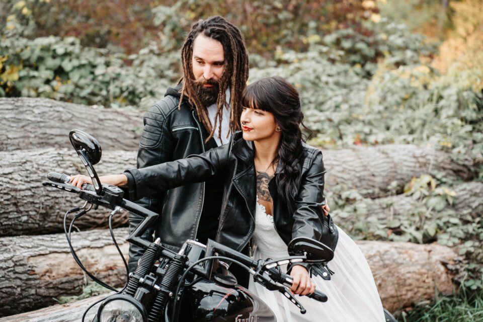 Biker Brautpaar mit Lederjacken