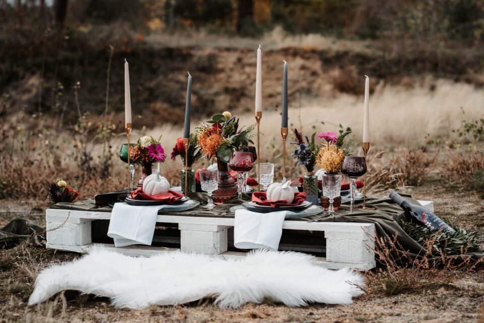 Weiße Holzpalette als Tisch für Hochzeitsdeko am Waldrand