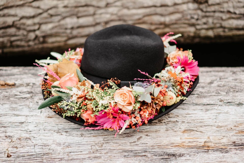 schwarzer Brauthut mit Blumendeko ringsherum
