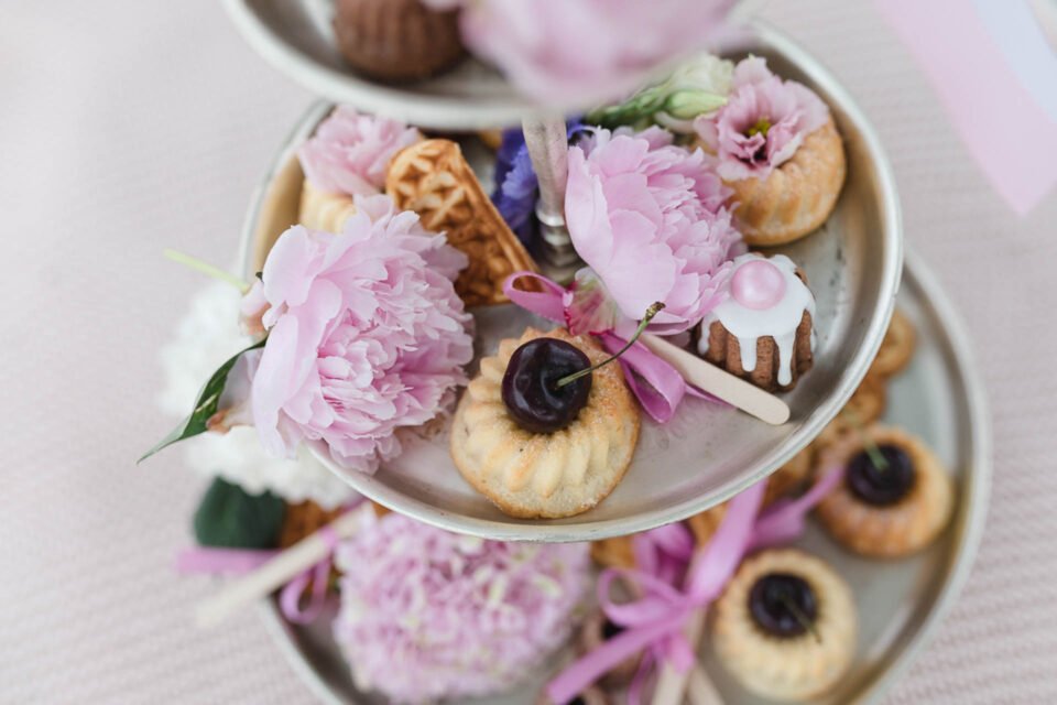 Etagere an der Hochzeit mit Waffeln, Sweets und Blumen