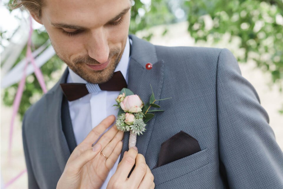 Braut richtig BrÃ¤utigam die Einsteckblumen am Anzug