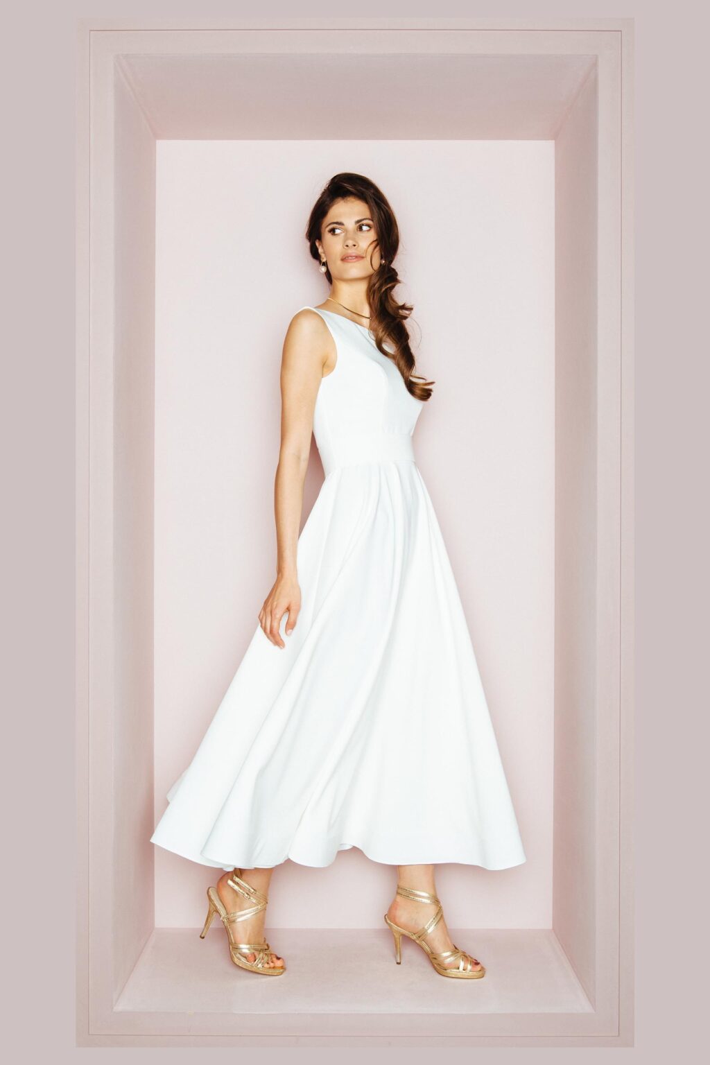 Braut im knöchellangen Kleid mit schwingendem Rock und goldenen Sandaletten