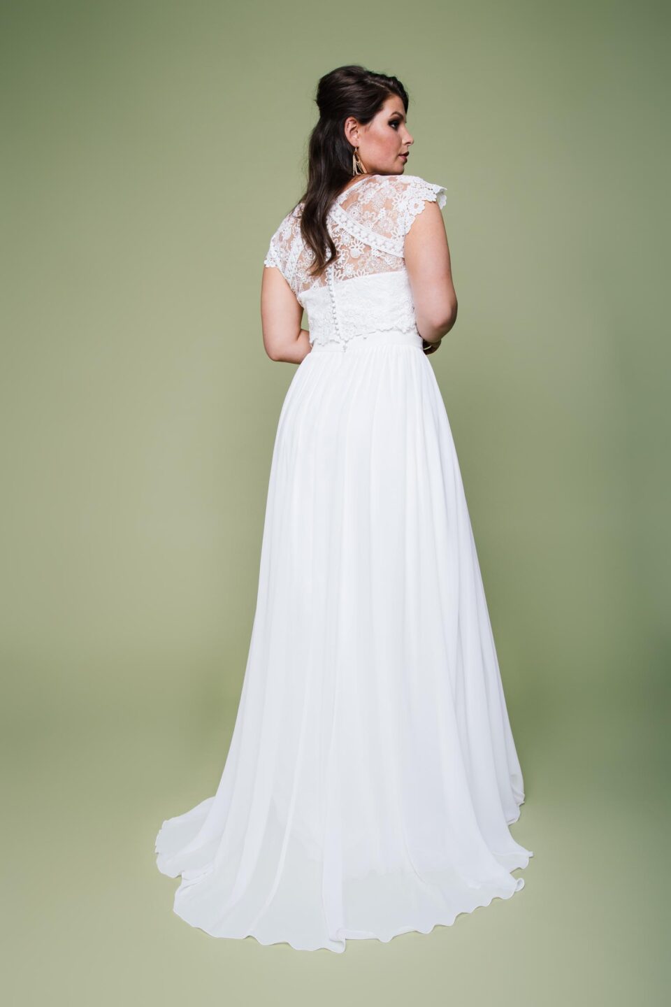 Plus Size Braut mit Chiffon-Rock und Spitzenmixbolero von hinten