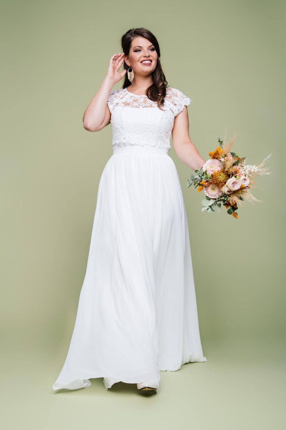 Plus Size Braut mit Chiffon-Rock und Spitzenmixbolero