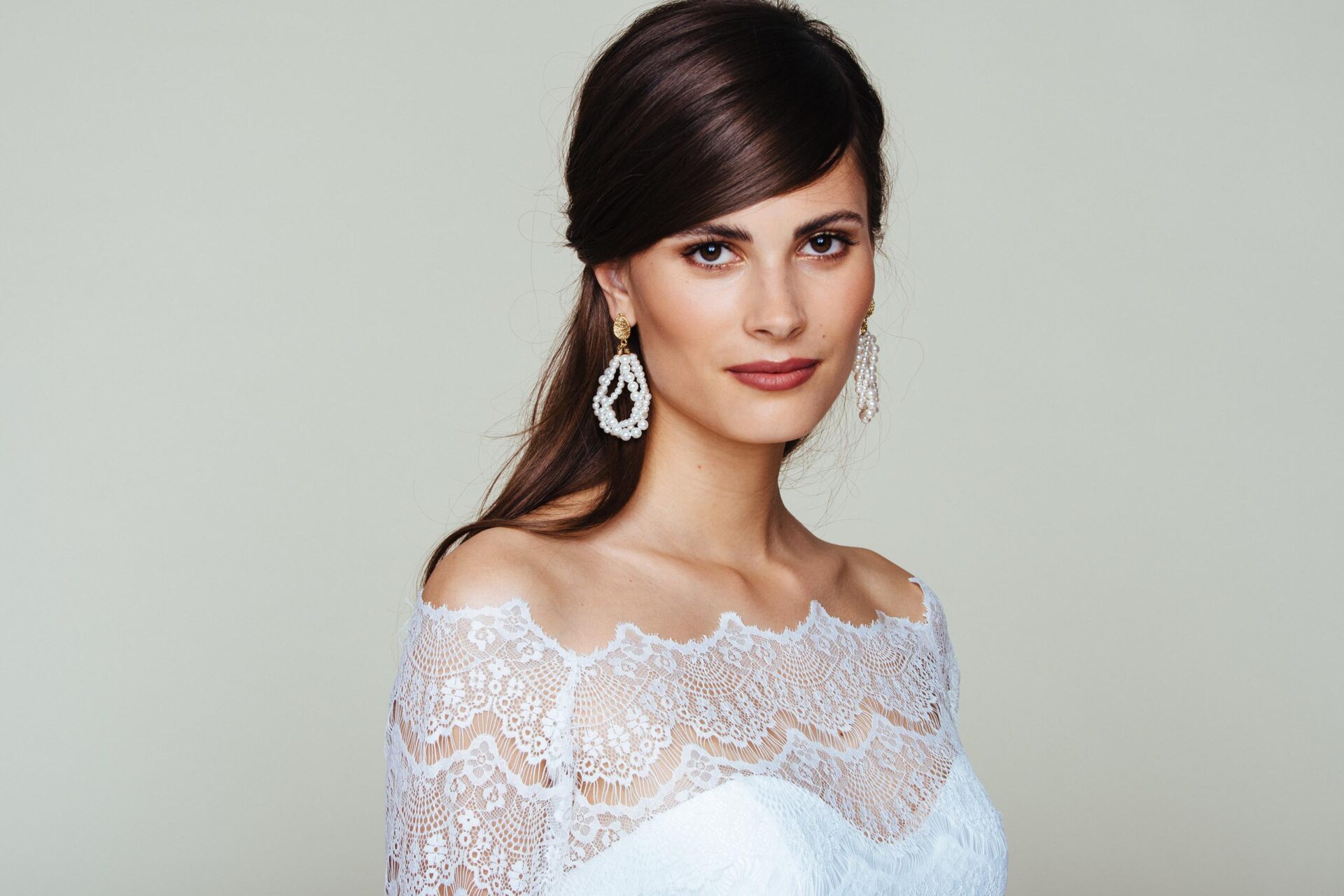 Brautbolero mit Carmenausschnitt aus zarter Spitze