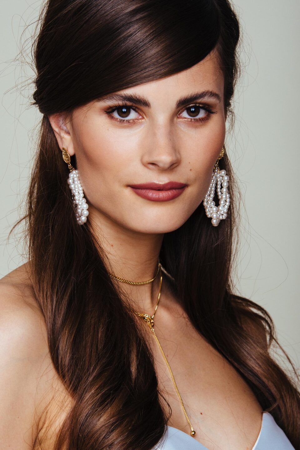 Detailaufnahme von Braut mit goldener Brautkette