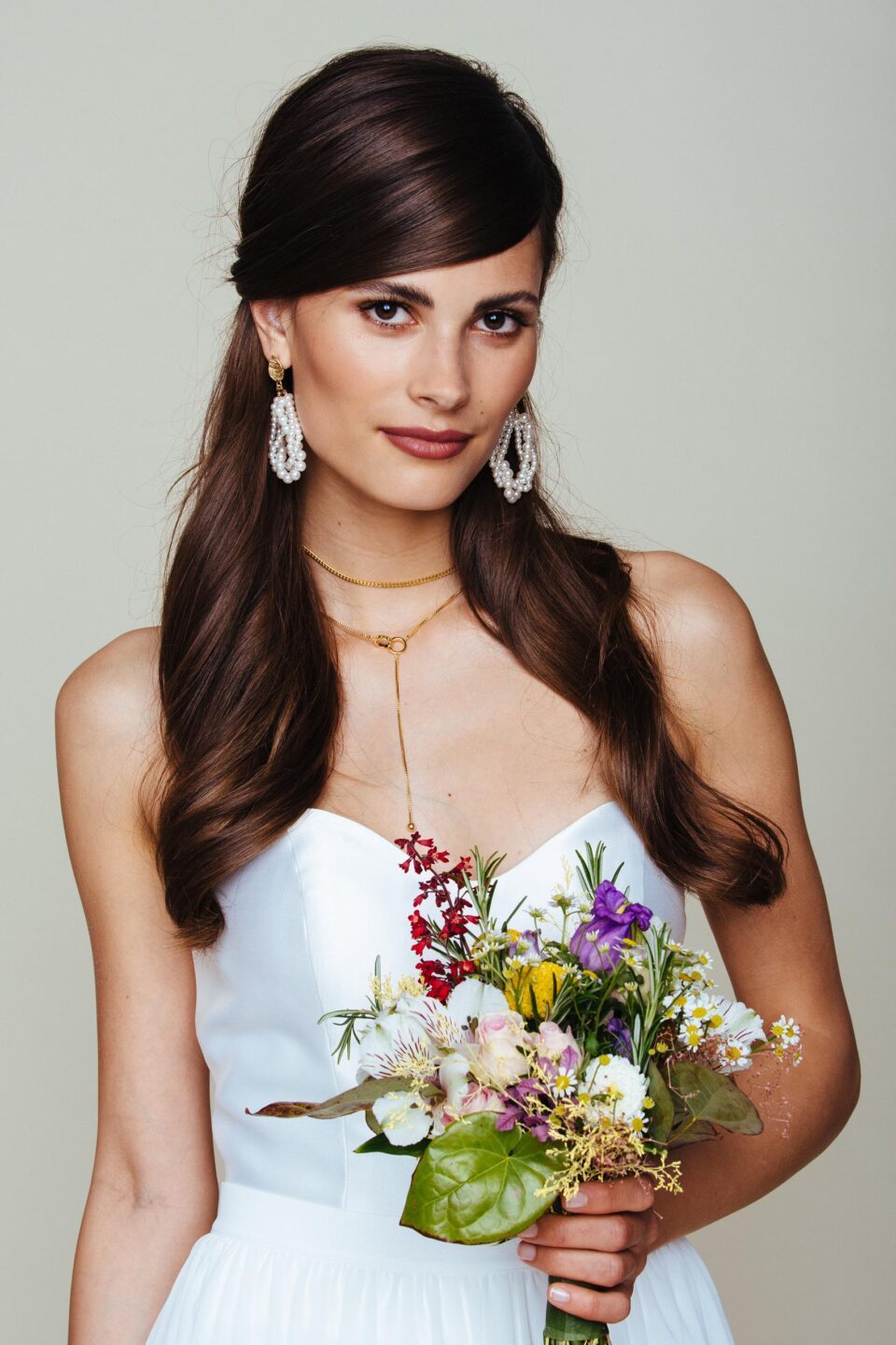 Braut mit Brautstrauss, Corsage und Goldkette