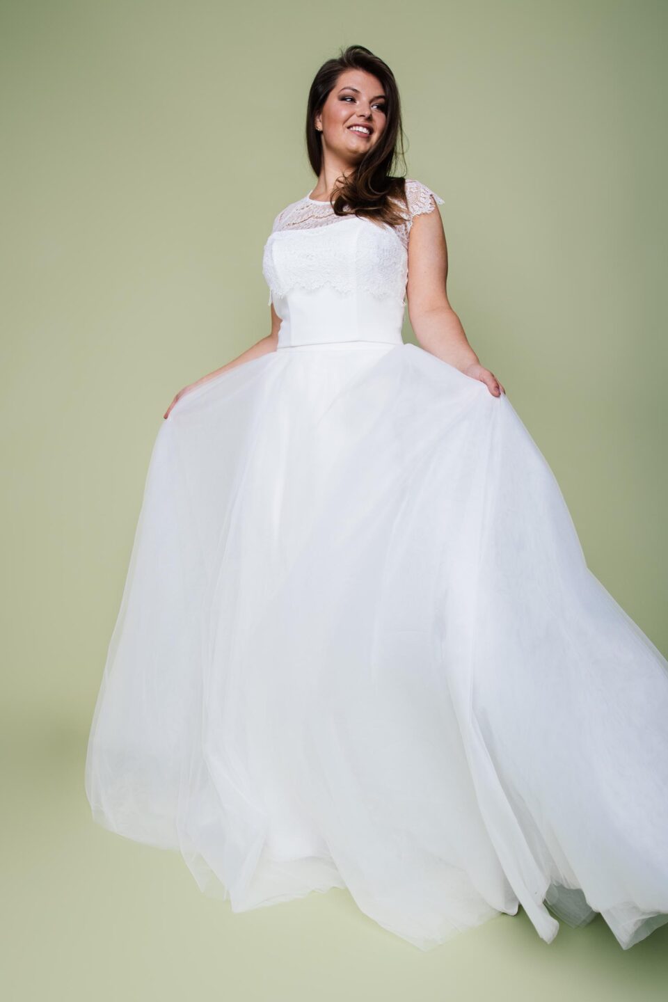 Plus Size Braut mit langem Tüllrock zur Hochzeit