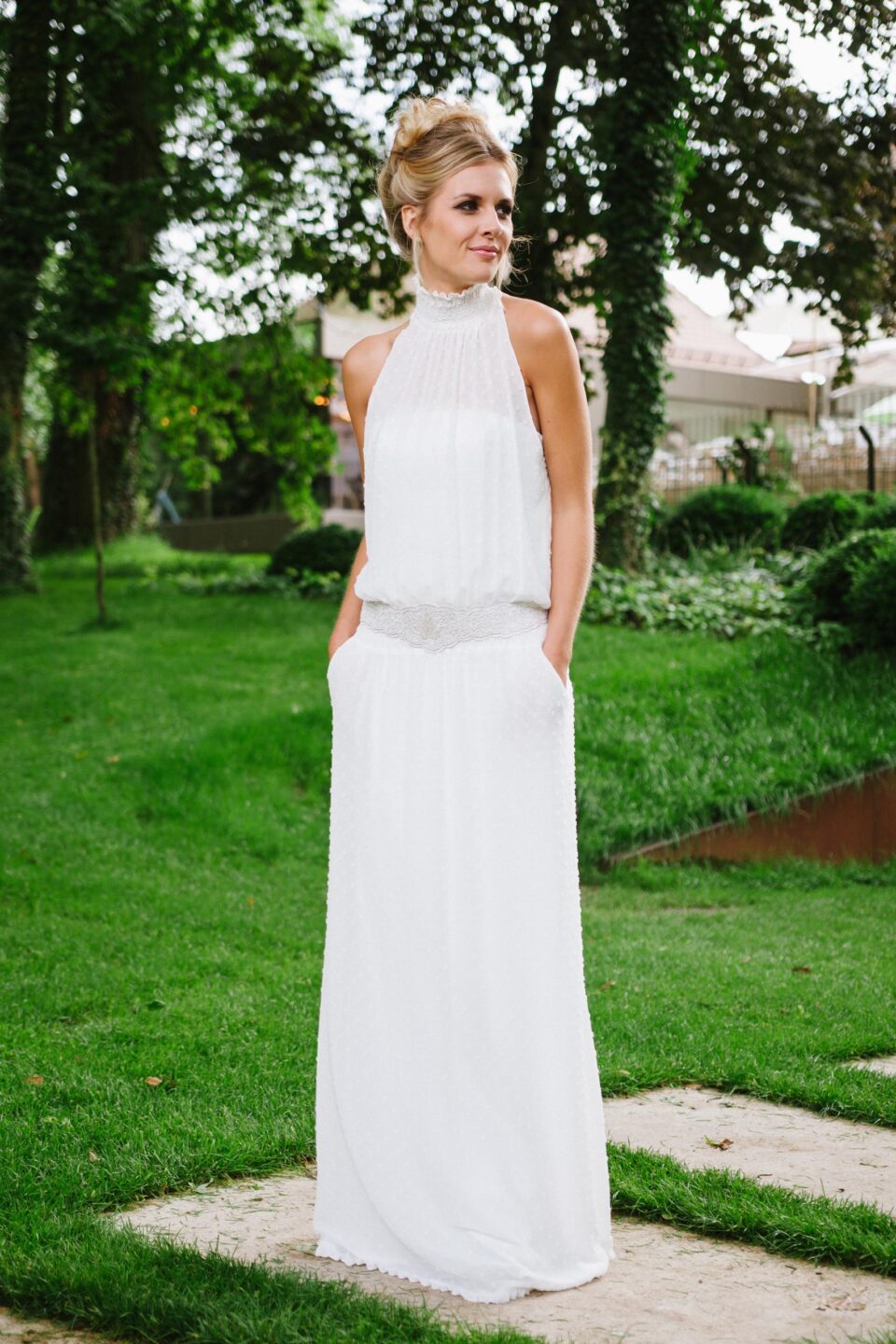 Brautkleid mit Stehkragen und Taschen