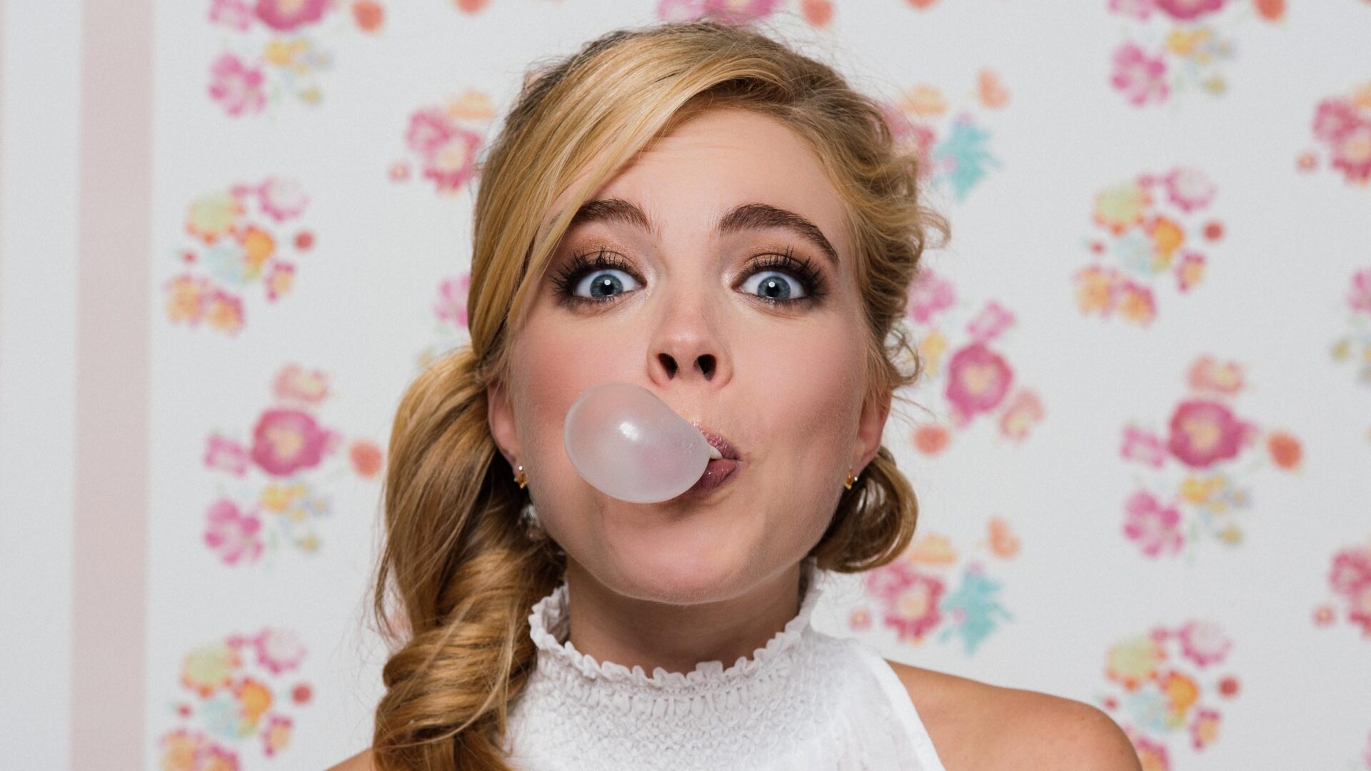 Braut mach Kaugummiblase