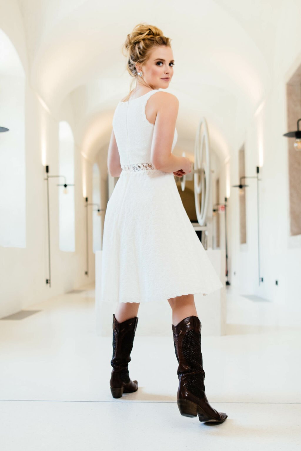 Kurzes Bio-Brautkleid KUESSdieMARIELLA mit Spitzenbund und Cowboystiefeln, Rückenansicht